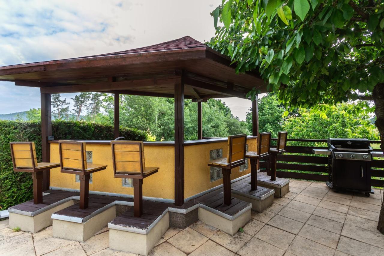Private Summer House With Swimming Pool, Beach Bar And Pit For Football And Volleyball Hvezdonice Exterior foto