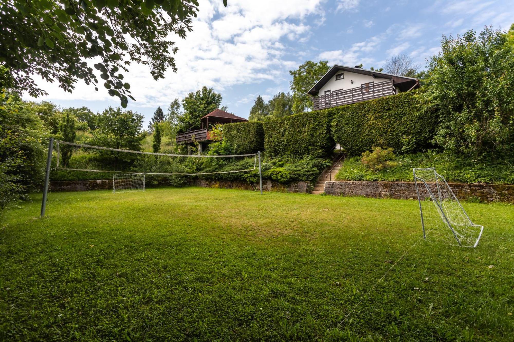 Private Summer House With Swimming Pool, Beach Bar And Pit For Football And Volleyball Hvezdonice Exterior foto
